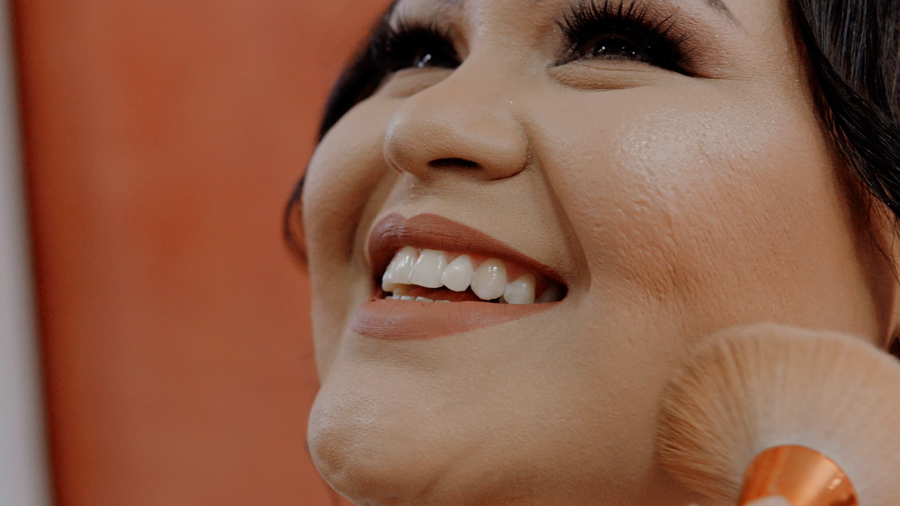 noiva passando maquiagem